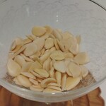 KOBAYASHI - この杏仁豆腐は杏の核の部分をすりつぶして使ってるとのこと