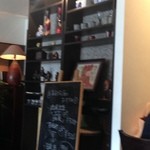 厨房の左側、棚とボード（お酒らしい）