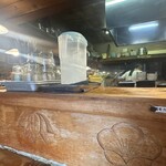 極太濁流ラーメン ら・けいこ - 厨房を臨む