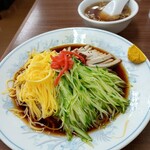 栄楽 - 温かい中華スープ付き