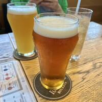 THE WHARF HOUSE YAMASHITA KOEN - クラフトビール！渇いた喉にジンワリ沁みました
                    一杯目は軽めにピルスナーとペールエール