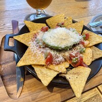 THE WHARF HOUSE YAMASHITA KOEN - これはまた映えメニュー！アボカドのナチョス
                    種をくり抜いた中にはクリームチーズ入り