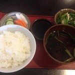 うさを - ご飯、赤だし、小鉢　　糠漬けお盆です