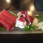 うさを - お刺身五点盛の登場　　つまは玉ねぎとわかめ、お洒落です