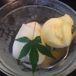 うさを - 旬の梨とゆずの香りのシャーベット（楓が憎い演出だ）紅葉はまだ