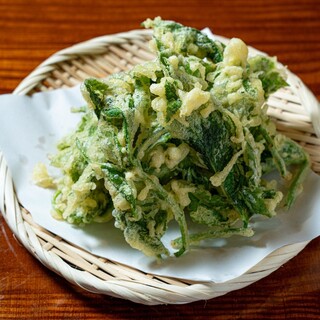 サクサクの衣の大きな“明日葉”の天ぷらなど、八丈島の味を堪能