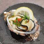 鮨 繁乃 - 生牡蠣。最近は夏場でも普通に食べられるようになったねー