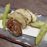 鮨 繁乃 - アスパラと椎茸の天ぷら。椎茸が肉厚で最高♪