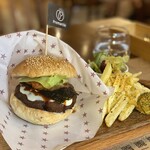 プレマルシェ・オルタナティブ・ダイナー - 韓国のりとキムチの入ったピリ辛韓国バーガー