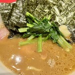 家系ラーメン 王道家直系 修 - スープはマイルドですが、濃厚さも併せ持つ旨さです。