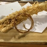 井筒 - 穴子の天ぷら（丸いわっかは穴子の骨！これも食べられます）