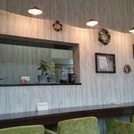スウィート カフェ ポム - カウンターには珈琲豆の瓶が飾ってあったり、季節感がある内装に変わったりします。