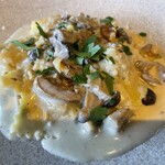 LOGICA - 鴨肉を詰めた”ラビオリ”色々なキノコとクルミのバターソース