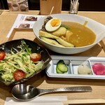 茅乃舎 だしおでん - 夏野菜のおでんカレー ￥1,800（税込）