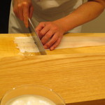 日本料理 太月 - 鱧切をしているところ。