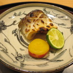 日本料理 太月 - 焼物は大分の魳の塩焼をすだちを絞って。丸十の蜜煮が添えられています。