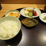 日本料理 太月 - 食事の準備。ハラスを焼いたもの、ジャコ、お漬物、山葵漬などとご飯が。