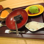 日本料理 太月 - デザートです。ピンクグレープフルーツ羹、黒ごまの羊羹、抹茶のアイスに黒みつ、手前は搾ったレンコンを沈殿させたものを固めてます。彩りも良いです。