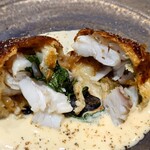 馳走西健一 - 活け〆の太刀魚と甘く焼いた玉葱を大葉で包み、クリームのソースと