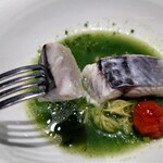 馳走西健一 - 魚介とモロヘイヤのスープ、周りに柚子のオイル