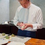 馳走西健一 - パイ包み焼きの準備