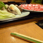 木曽路 岐阜店 - すき焼きフェアの左が野菜盛り、右がロース肉