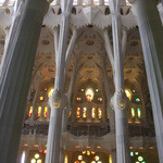 Friss Café - 内部は荘厳な教会、ド迫力の吹き抜け、巨大なステンドグラスに目を奪われる