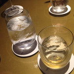 ラウンジ＆バー ホライゾン - ウイスキーロックは丸氷。と、チェイサー。