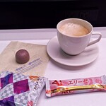 ANAラウンジ - 料理写真:山田屋まんじゅう、エリーゼ、スナックミックス、カフェラテ