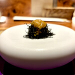 IL TEATRINO DA SALONE - 竹炭で色付けした細いパスタをカリカリに焼いて殻に見立てています。