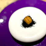 IL TEATRINO DA SALONE - 先付）新鮮で美味しい雲丹と､殻に見立ててカリカリに焼いた細いパスタ｡とうもろこしやリコッタチーズも入って一品目から愉しめます｡