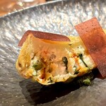 IL TEATRINO DA SALONE - 揚物）カリカリのフリット｡中はふわふわ｡白茄子にチーズ､セミドライトマト､バジル､太刀魚が入っています。レモン味のシートで酸味をプラス｡下にはバジリコを敷いています。