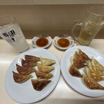 ギョーザ専門店 黒兵衛 - 自家製ダレはちょっとしか入ってないのが出てくる。すぐなくなるので追加で要求すると醤油差しに入って出てくる。食べるラー油みたいな薬味もさらに追加して入れるとより美味しく食べれる。