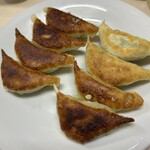ギョーザ専門店 黒兵衛 - 一個一個は割と小ぶりなサイズなのでいくらでもいけそう