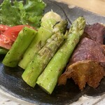 309584246 - アスパラガス焼き 芋も添えられてる 