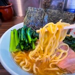 横濱ラーメン あさが家 本店 - 麺は普通の茹で加減にしました。モチモチしてました。本文には書いてないけどこの麺もライスに合ってました。