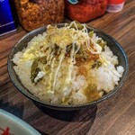 横濱ラーメン あさが家 本店 - サービスライスに醤油漬けニンニクと高菜漬けとマヨネーズとスリ胡麻トッピングした画像です。ラーメン来る前にこれを作らないとヤバいことになるのです。