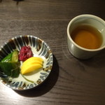 とんかつ やまいち - お新香、お茶