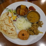 ニルワナム - マドラスチキンカレー、マトンカレー、オニオンチキンドライ、ロティ、ワダ、ジラライス、サラダ、チリペースト（ランチビュッフェ）