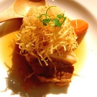 えりも亭LUXE - 角煮肉じゃが キタアカリ☆
                お肉が角煮なのも面白いけど、ジャガイモは一度潰して、また芋の形に丸めてありました‼︎
                マッシュしてあるので、よく味が染み込んでます。