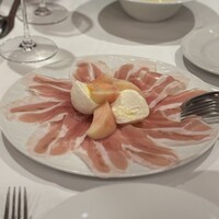 アルベロ ネロ - スロベニア産プロシュートと桃のカプレーゼ風　