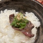 黒毛和牛タンとハラミ 焼肉龍 - 