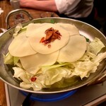 九州料理と旨い酒どんたく - もつ鍋(上は餃子の皮)