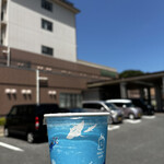 LAWSON - ドリンク写真:夏空にブルーの容器が映える