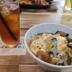 喫茶くまねこ - 炙りチーズ鶏カルビ丼880円