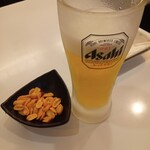 中華居酒屋 富盛 - 生ビールと辛ピーナッツ（サービス）