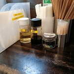 四川担担麺 阿吽 浅草 - 卓上調味料