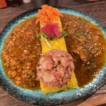 スパイシーカリーハウス半月 - 料理写真:半月(2種盛り※チキンカレー、バジルキーマ)