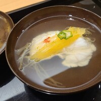澤田 - ②葛打ちアコウ(正式名:雉羽太、2kg、雄)、素麺瓜(正式名:金糸瓜)&オクラ&梅肉載せ、真昆布(北海道産)&本枯節(鹿児島県枕崎産、血合抜き)のお出汁に醤油を3滴注したお出汁のお椀