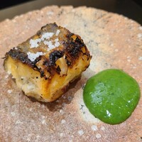 澤田 - ⑬鰻(愛知県産、養殖、熟成)の印籠焼き、蓼酢添え
                    鰻はぶつ切りして炭火焼きし、後から骨を抜いて提供
                    開いてないので熱が籠り、熱々で脂も落とさないので濃厚な脂をダイレクトに楽しめました